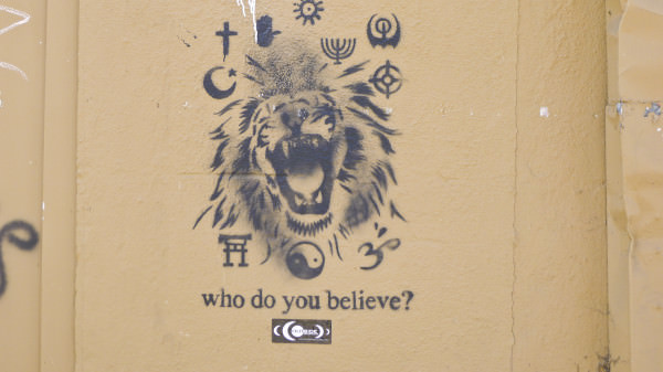 von-dutch-outlet-store-wall-graffiti-daniel-rolnik-argot-ochre-2011-melrose-who-do-you-believe-zodiac-religion